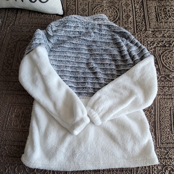 NWOT Blue and White Striped Sweater Size Small - Picture 3 of 5